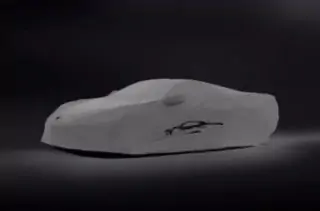 Prémiová venkovní plachta na auto v šedé barvě se siluetou Corvette C8