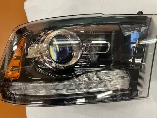 2016 - 18  RAM PICKUP 1500 ,2500 , 3500 ,  2019 - 24 RAM 1500 CLASSIC -  sada  předních světel 